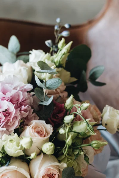 Beau Bouquet Printemps Avec Des Fleurs Tendres Roses Blanches — Photo