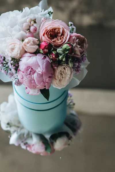 Schöner Frühlingsstrauß Mit Zarten Blumen Schachtel — Stockfoto