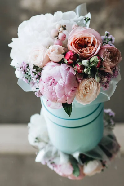 Schöner Frühlingsstrauß Mit Zarten Blumen Schachtel — Stockfoto