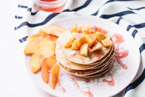 Stapel Von Leckeren Hausgemachten Pfannkuchen Mit Sauce Und Apfelscheiben — Stockfoto