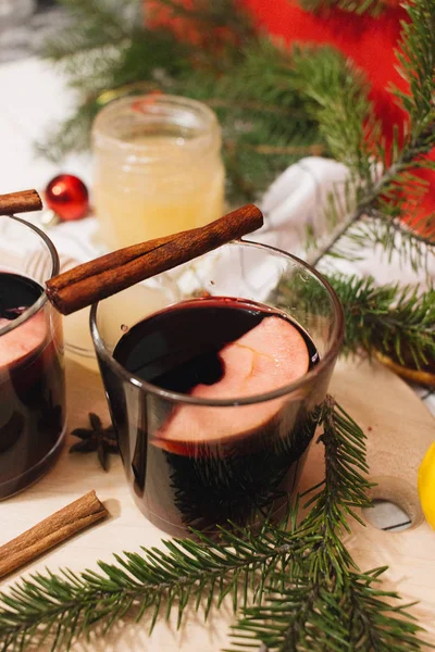 Gorące Grzane Wino Świątecznych Dekoracji Stół — Zdjęcie stockowe