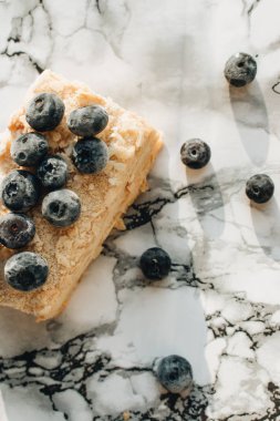 mermer masa, tatlı tatlı üzerinde yaban mersini ile lezzetli kek parçası 
