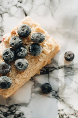 mermer masa, tatlı tatlı üzerinde yaban mersini ile lezzetli kek parçası 