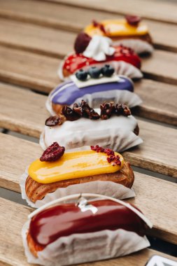 Sır ile lezzetli eklerleri kümesi renkli tatlı