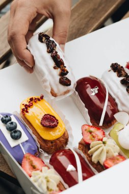 Erkek el ile sır, lezzetli tatlılar alarak renkli tatlı 