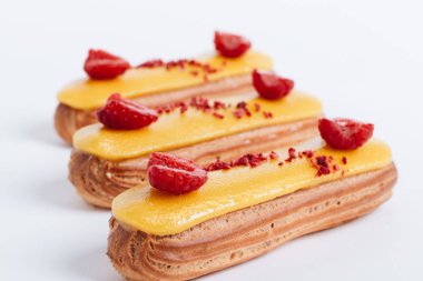 Sır ile lezzetli eklerleri kümesi renkli tatlı 