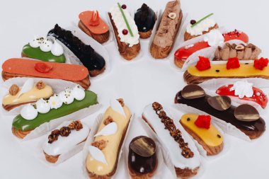 Set yuvarlak çerçeve içinde düzenlenmiş sır ile lezzetli tatlılar 