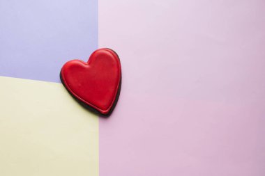 Kırmızı sır ile kalp şeklinde kurabiye