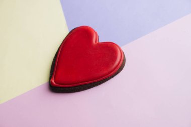 Kırmızı sır ile kalp şeklinde kurabiye