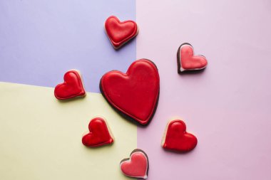 Kırmızı sır ile kalp şeklinde kurabiye