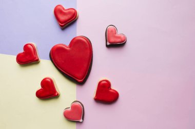 Kırmızı sır ile kalp şeklinde kurabiye