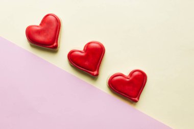 Kırmızı sır ile kalp şeklinde kurabiye