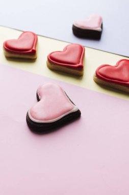 Kırmızı sır ile kalp şeklinde kurabiye