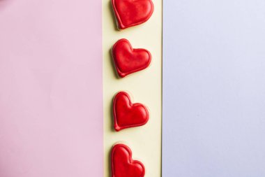 Kırmızı sır ile kalp şeklinde kurabiye