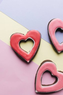 Kırmızı sır ile kalp şeklinde kurabiye