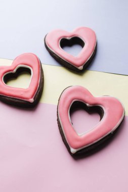 Kırmızı sır ile kalp şeklinde kurabiye