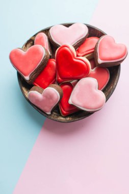 Kırmızı sır ile kalp şeklinde kurabiye ile kase