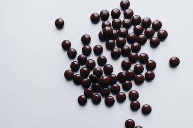 lezzetli tatlı çikolata damla beyaz arka plan üzerinde düz lay