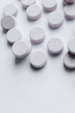 Beyaz arka plan haplarla scatterded sarı