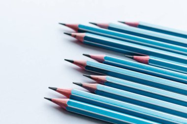 beyaz zemin üzerine kalem bileşimi