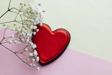 Kırmızı sır ve beyaz çiçekleri ile kalp şeklinde kurabiye