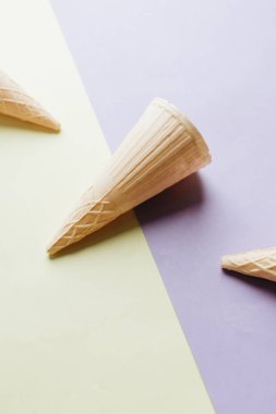 Gözleme koniler ışık arka plan üzerinde bileşimi