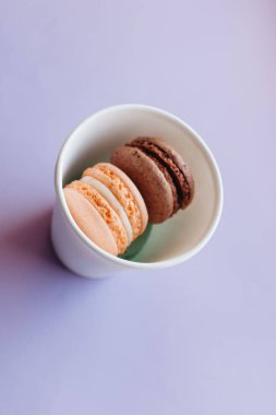 kompozisyon mor zemin üzerine lezzetli macaroons 