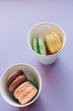kompozisyon mor zemin üzerine lezzetli macaroons 