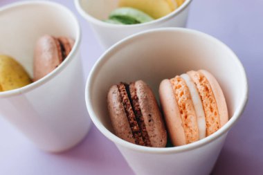 kompozisyon mor zemin üzerine lezzetli macaroons 