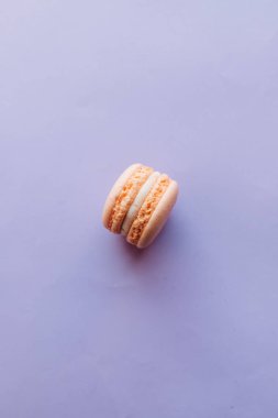 kompozisyon mor zemin üzerine lezzetli macaroons 
