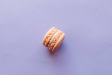 kompozisyon mor zemin üzerine lezzetli macaroons 