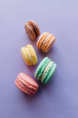 kompozisyon mor zemin üzerine lezzetli macaroons 