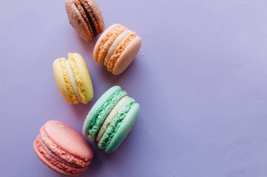 kompozisyon mor zemin üzerine lezzetli macaroons 