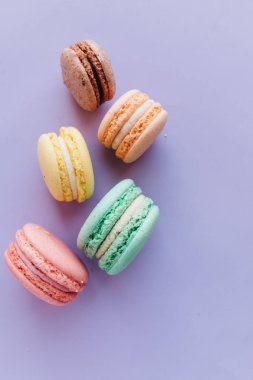 kompozisyon mor zemin üzerine lezzetli macaroons 
