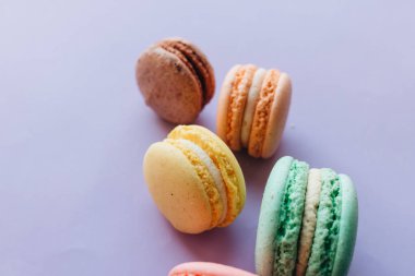 kompozisyon mor zemin üzerine lezzetli macaroons 