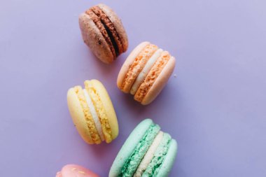 kompozisyon mor zemin üzerine lezzetli macaroons 