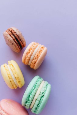 kompozisyon mor zemin üzerine lezzetli macaroons 