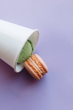 kompozisyon mor zemin üzerine lezzetli macaroons 