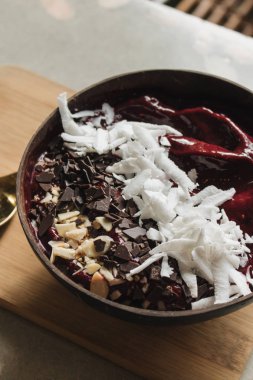 pancar, Hindistan cevizi ve çikolata ile kase