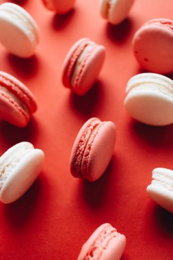 kompozisyon üzerinde kırmızı tablo şekerli tatlı lezzetli pembe macaroons 