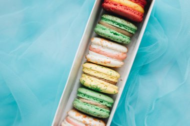 kutusu ile lezzetli parlak macaroons, tatlı tatlı 