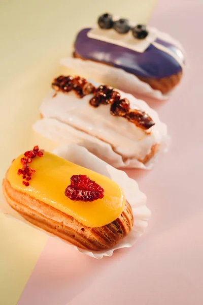Set Van Heerlijke Eclairs Met Glazuur Kleurrijke Dessert — Stockfoto