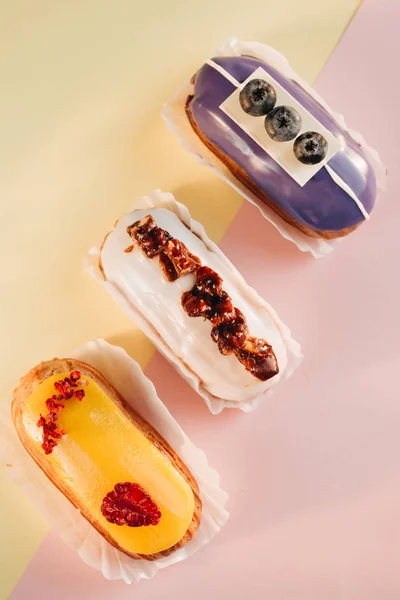 Conjunto Deliciosos Eclairs Com Esmalte Sobremesa Colorida — Fotografia de Stock