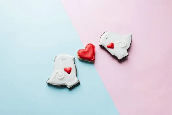 Dos Galletas Forma Corazón Dos Palomas Con Esmalte — Foto de Stock