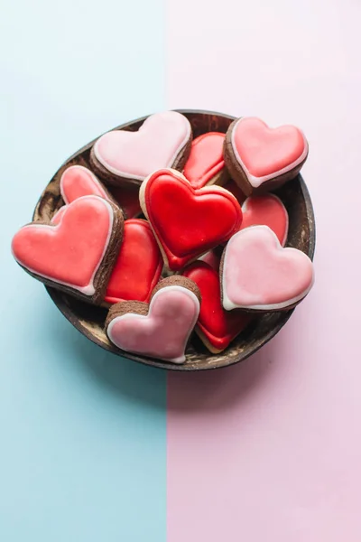 Tazón Con Galletas Forma Corazón Con Esmalte Rojo —  Fotos de Stock