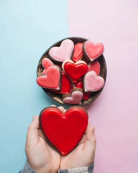 Tazón Con Galletas Forma Corazón Con Esmalte Rojo — Foto de Stock