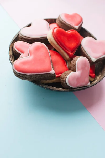 Tazón Con Galletas Forma Corazón Con Esmalte Rojo —  Fotos de Stock