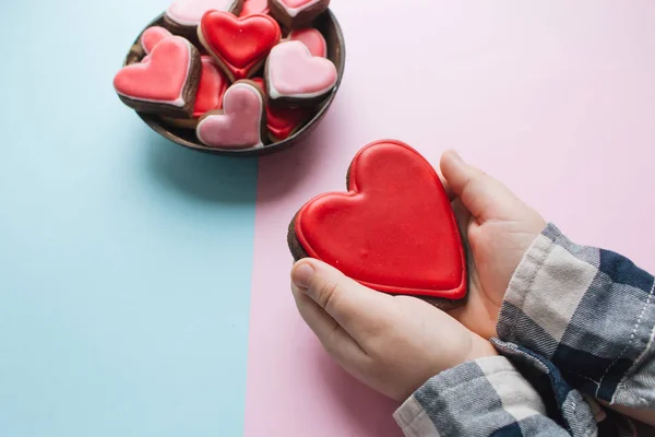 Tazón Con Galletas Forma Corazón Con Esmalte Rojo —  Fotos de Stock