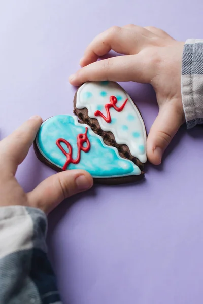 Manos Niño Sosteniendo Dos Galletas Forma Corazón Dos Palomas Con —  Fotos de Stock