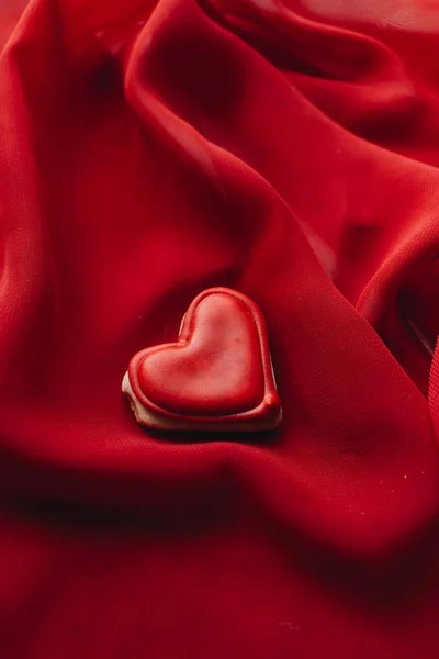 Kekse Herzform Mit Roter Glasur Auf Rotem Textil — Stockfoto
